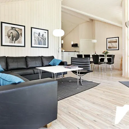 Stylish Baltic Retreat With Fireplace 펜션