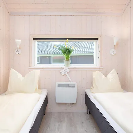 Stylish Baltic Retreat With Fireplace 펜션 Großenbrode